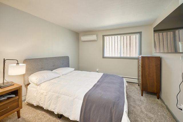 1284 Snelling Avenue N, Saint Paul, MN 55108