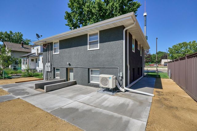 1284 Snelling Avenue N, Saint Paul, MN 55108