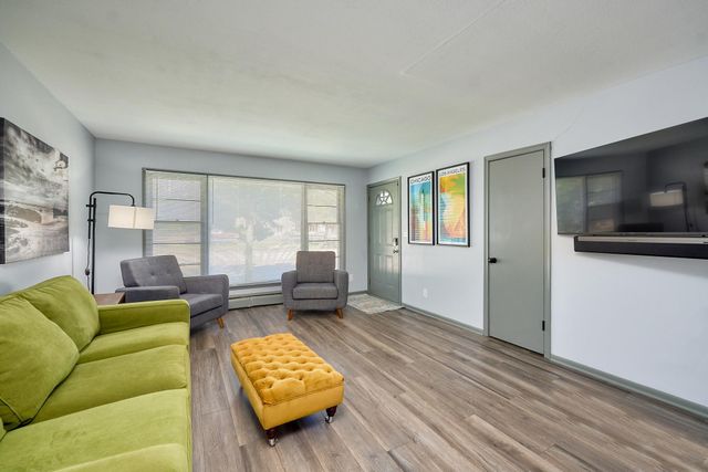 1284 Snelling Avenue N, Saint Paul, MN 55108