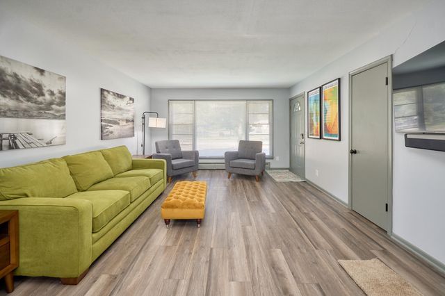 1284 Snelling Avenue N, Saint Paul, MN 55108