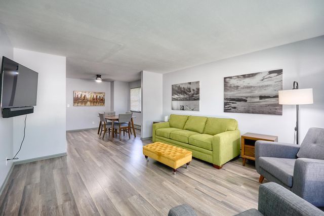 1284 Snelling Avenue N, Saint Paul, MN 55108