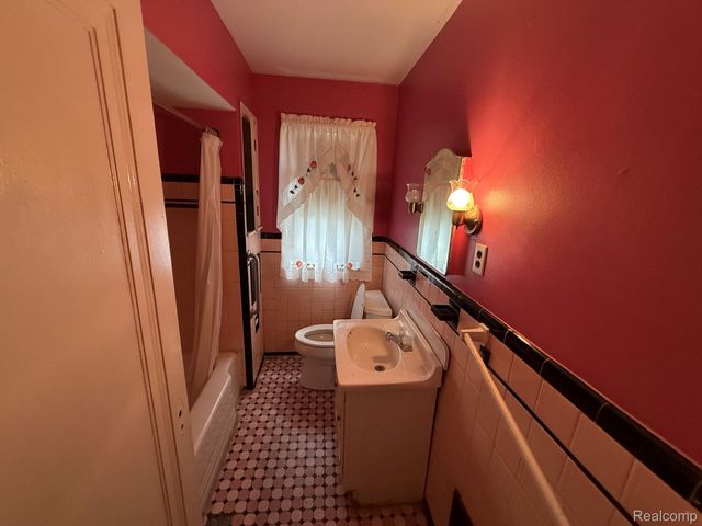 20221 Kenosha Street, Harper Woods, MI 48225