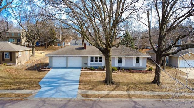 8635 LARSEN Street, Overland Park, KS 66214