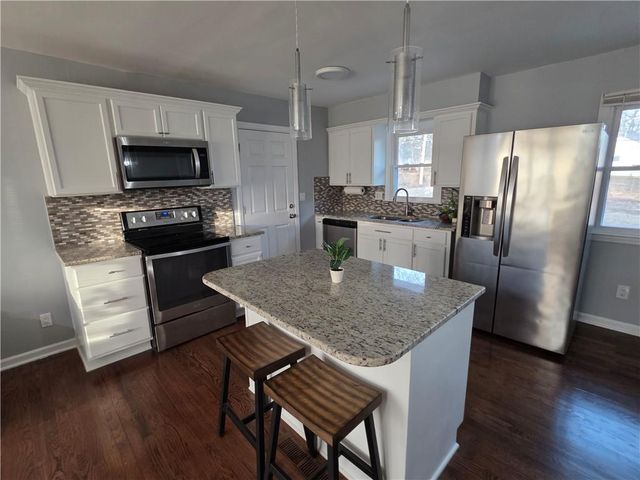 8635 LARSEN Street, Overland Park, KS 66214