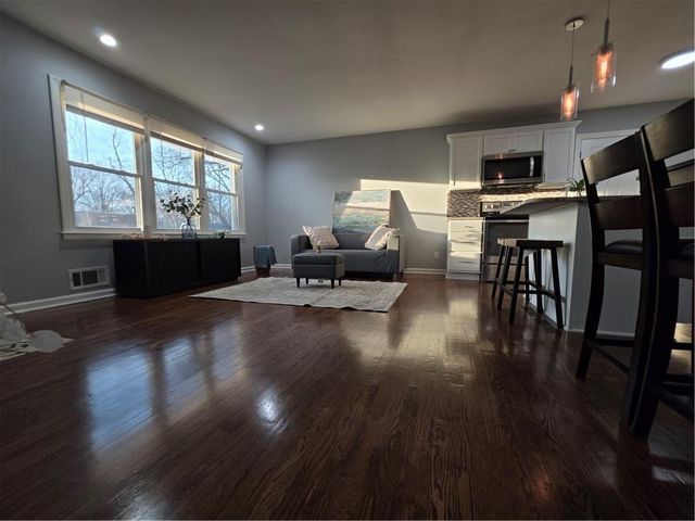 8635 LARSEN Street, Overland Park, KS 66214