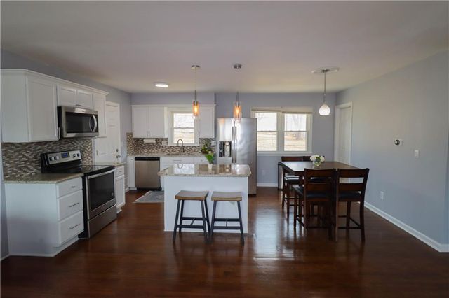 8635 LARSEN Street, Overland Park, KS 66214