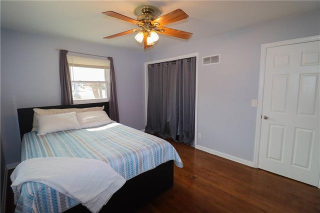 8635 LARSEN Street, Overland Park, KS 66214