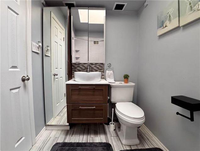 8635 LARSEN Street, Overland Park, KS 66214