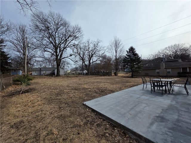 8635 LARSEN Street, Overland Park, KS 66214