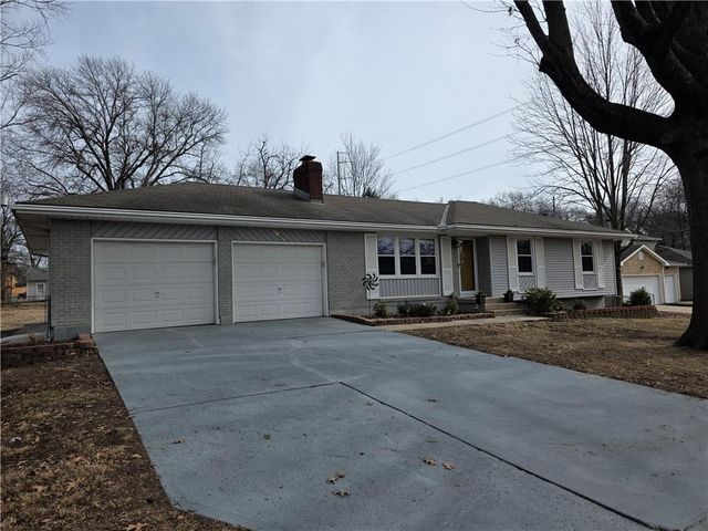 8635 LARSEN Street, Overland Park, KS 66214