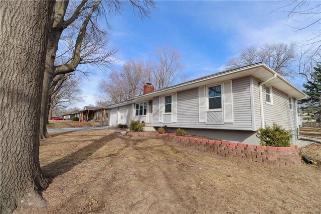 8635 LARSEN Street, Overland Park, KS 66214