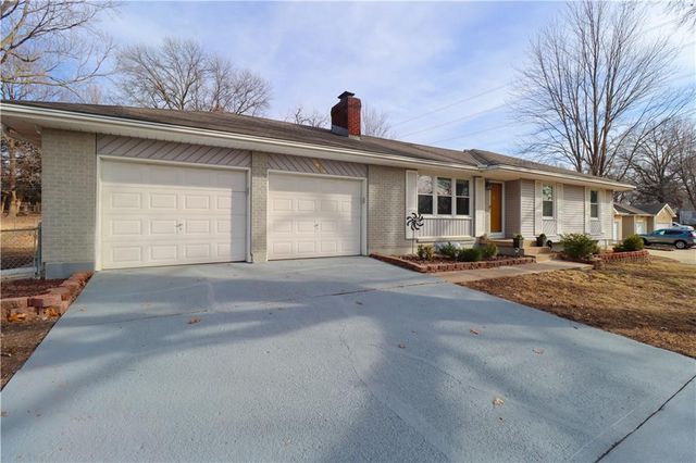 8635 LARSEN Street, Overland Park, KS 66214