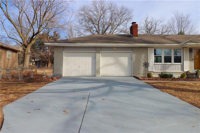 8635 LARSEN Street, Overland Park, KS 66214