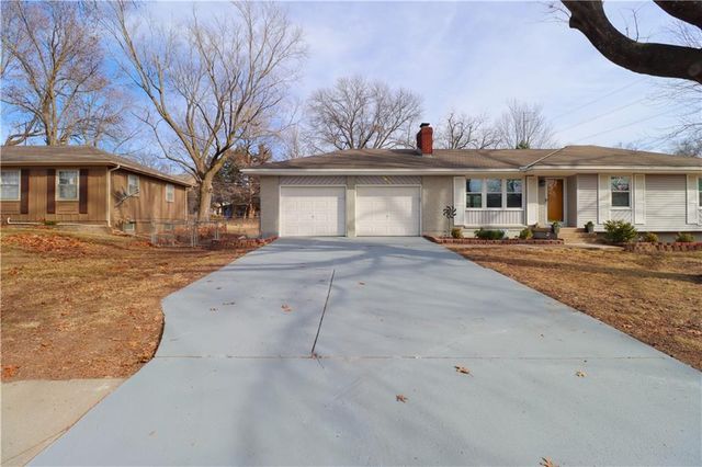 8635 LARSEN Street, Overland Park, KS 66214