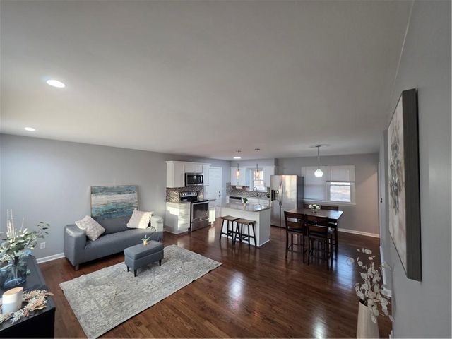 8635 LARSEN Street, Overland Park, KS 66214