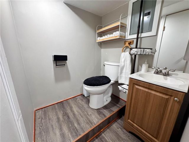 8635 LARSEN Street, Overland Park, KS 66214