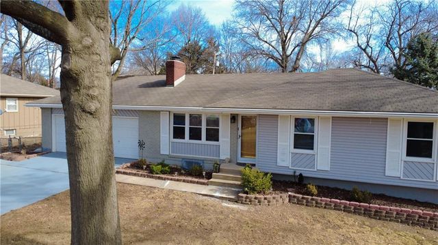 8635 LARSEN Street, Overland Park, KS 66214