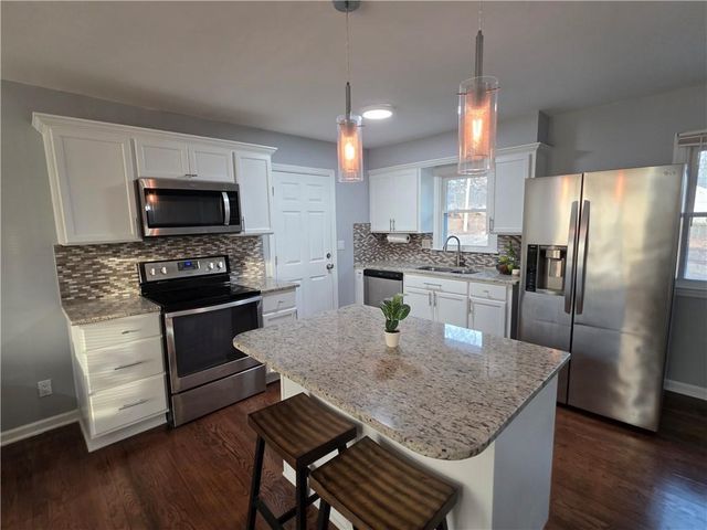 8635 LARSEN Street, Overland Park, KS 66214