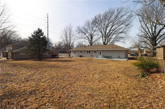 8635 LARSEN Street, Overland Park, KS 66214