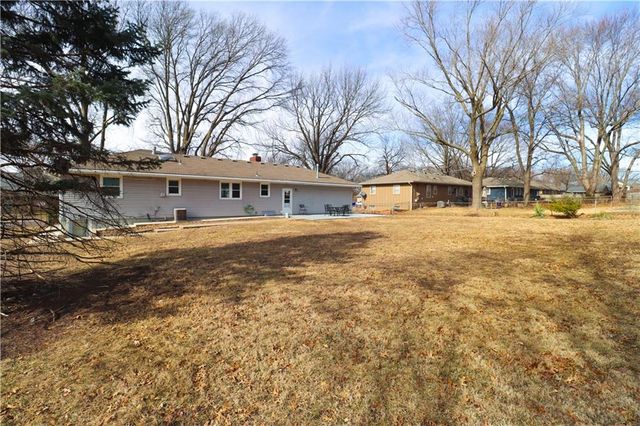 8635 LARSEN Street, Overland Park, KS 66214