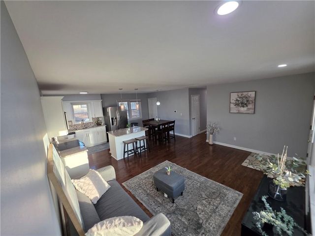 8635 LARSEN Street, Overland Park, KS 66214