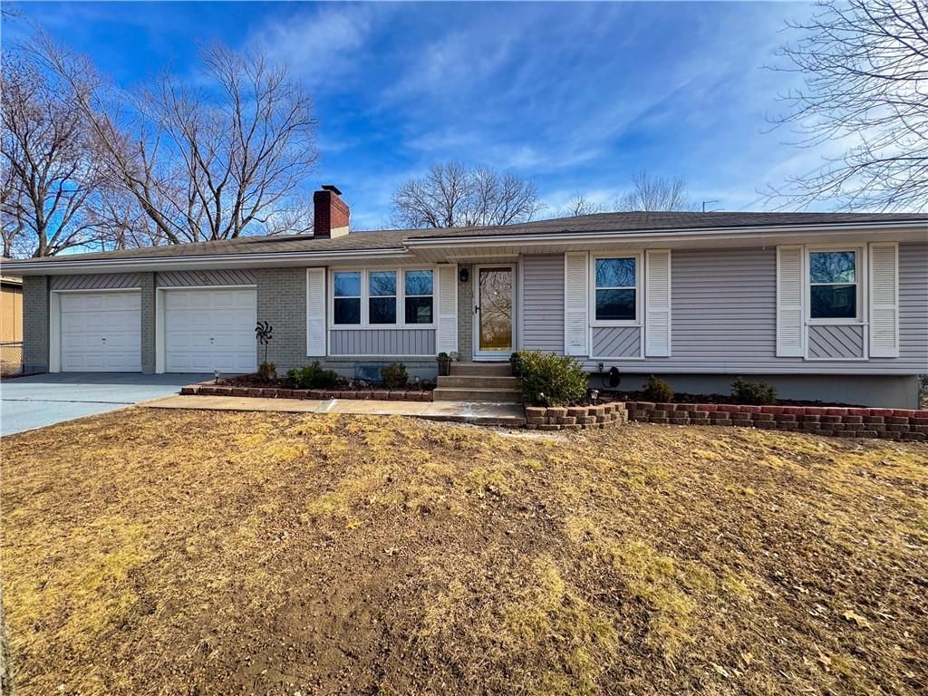 8635 LARSEN Street, Overland Park, KS 66214