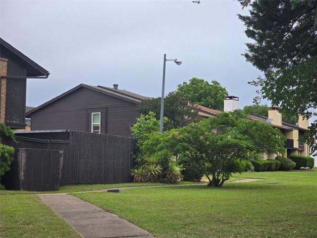 240 Rolling Hills Place, Lancaster, TX 75146