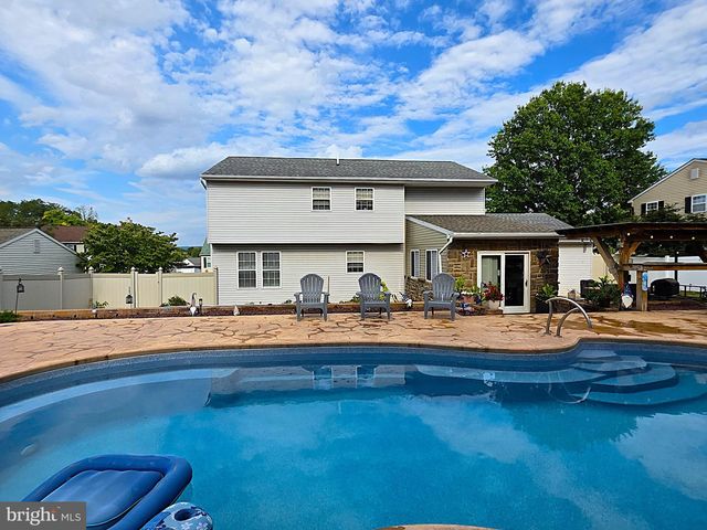 37 GREENMONT DR, Enola, PA 17025