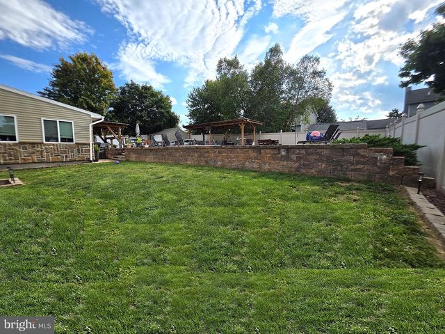 37 GREENMONT DR, Enola, PA 17025
