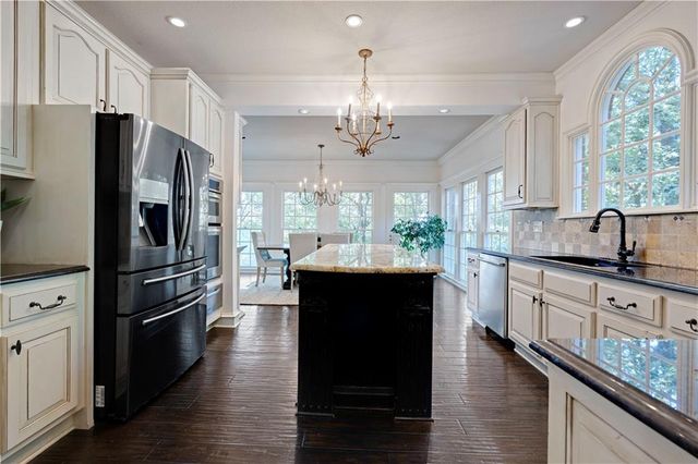 20 E Loch Lloyd Parkway, Loch Lloyd, MO 64012