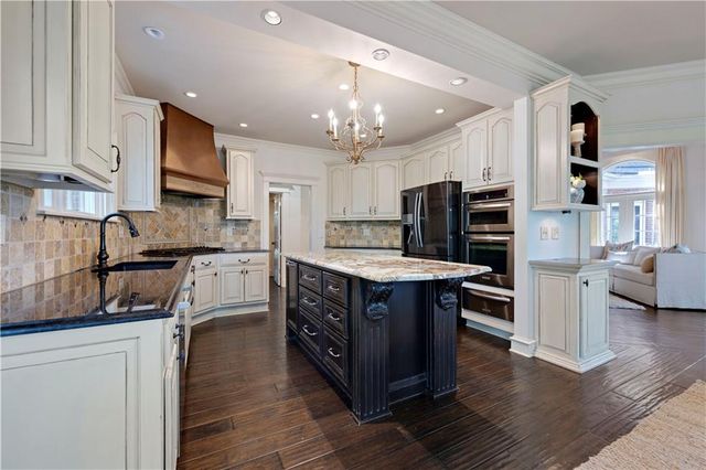 20 E Loch Lloyd Parkway, Loch Lloyd, MO 64012