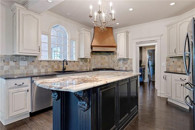 20 E Loch Lloyd Parkway, Loch Lloyd, MO 64012