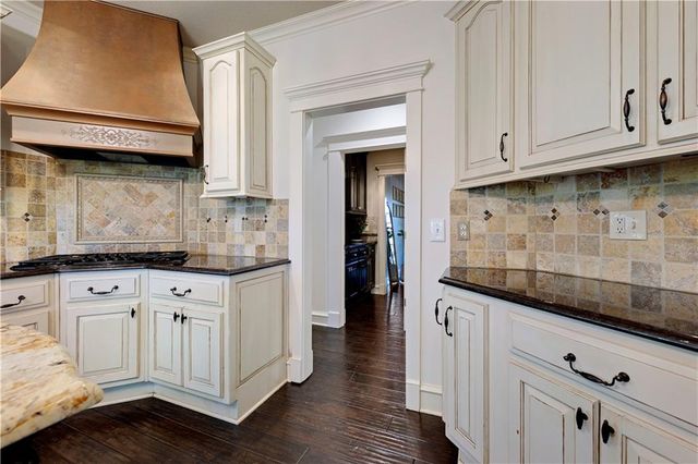 20 E Loch Lloyd Parkway, Loch Lloyd, MO 64012