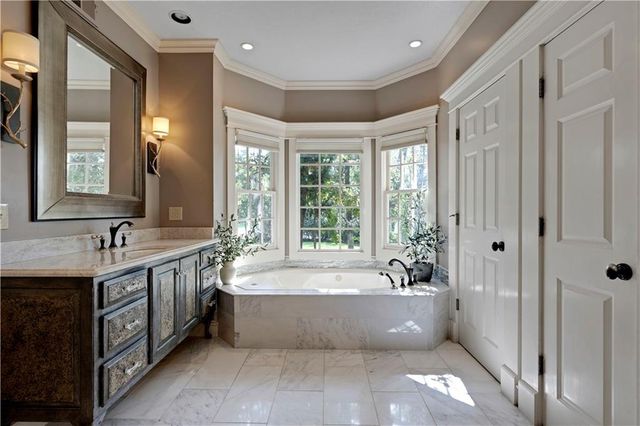 20 E Loch Lloyd Parkway, Loch Lloyd, MO 64012