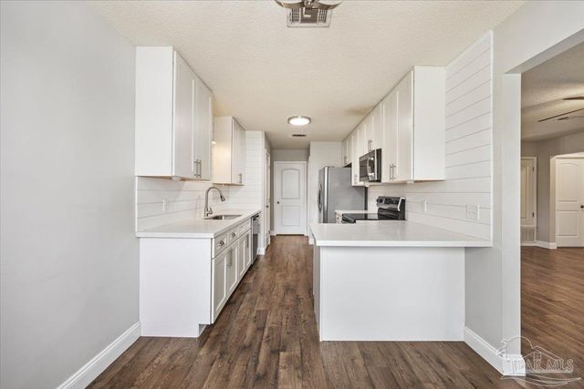 4870 Autumn Dr, Pace, FL 32571