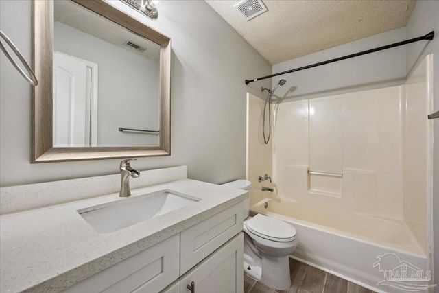 4870 Autumn Dr, Pace, FL 32571