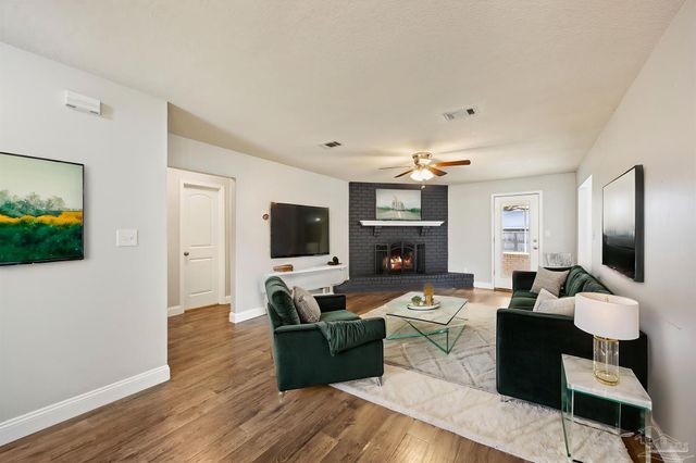 4870 Autumn Dr, Pace, FL 32571