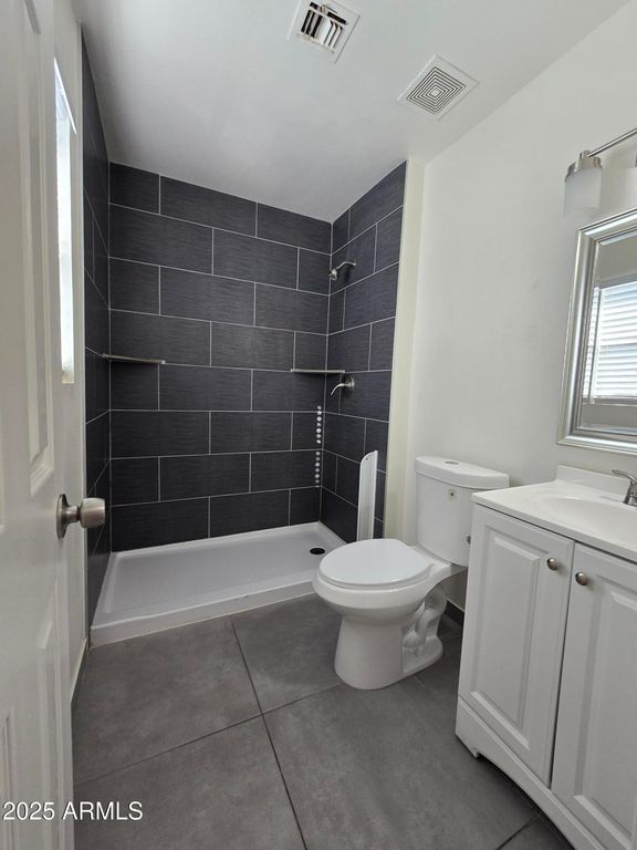 Image 16 of property listing at 3408 W MCLELLAN Boulevard, Phoenix, AZ 85017