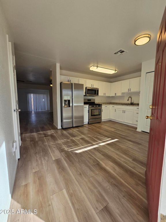 Image 2 of property listing at 3408 W MCLELLAN Boulevard, Phoenix, AZ 85017