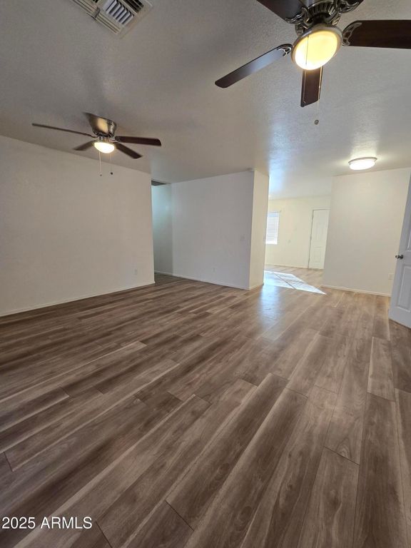 Image 9 of property listing at 3408 W MCLELLAN Boulevard, Phoenix, AZ 85017