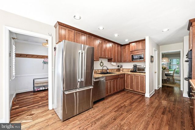 6 AMY LN, Malvern, PA 19355
