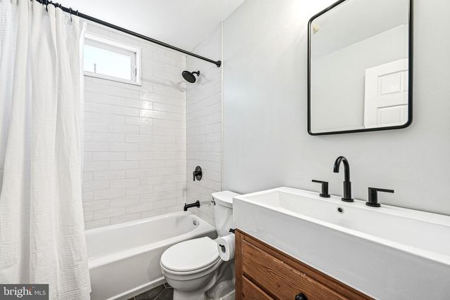 6 AMY LN, Malvern, PA 19355