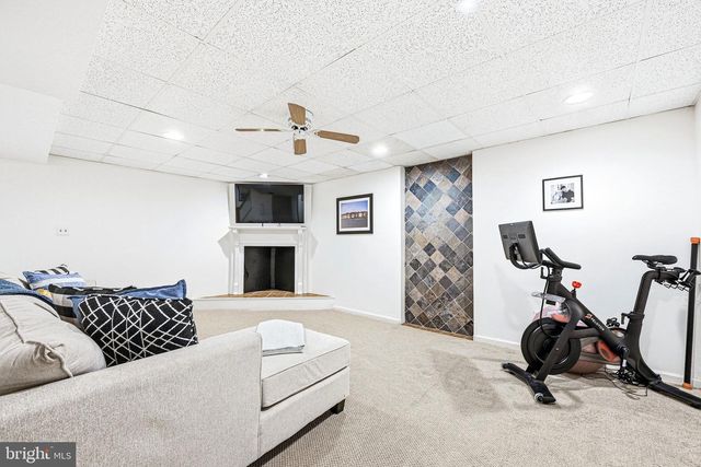 6 AMY LN, Malvern, PA 19355