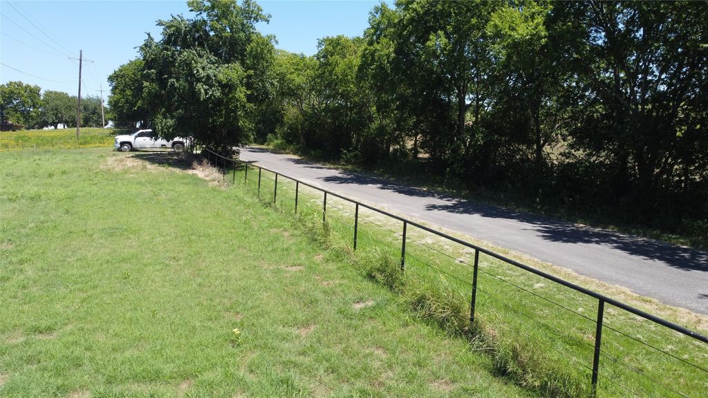 833 E Lovers Lane, Bells, TX 75414