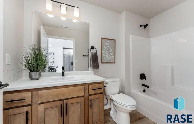 215 E Countryside Ave Avenue, Lennox, SD 57039