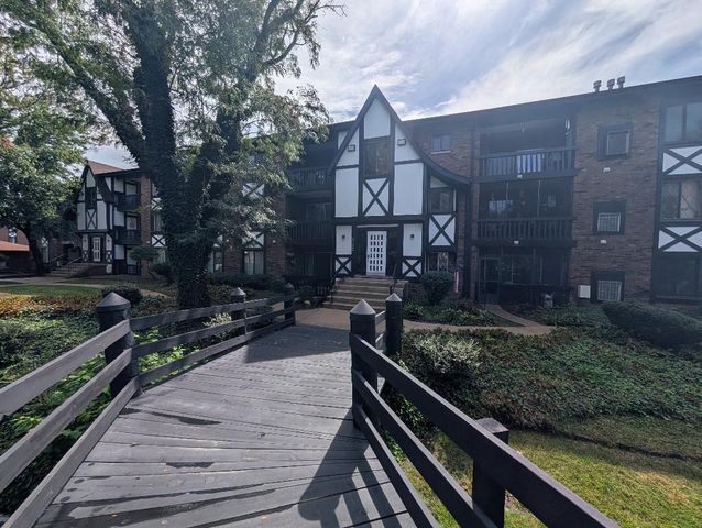 13628 Royal Court 811, Crestwood, IL 60418