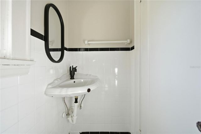 1689 LAKESHORE DRIVE, Eustis, FL 32726