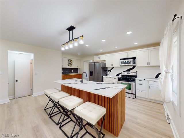 738 Edgewood Road, Richmond Heights, OH 44143