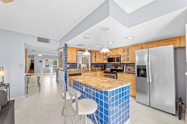 2212 NE 7th St, Hallandale Beach, FL 33009