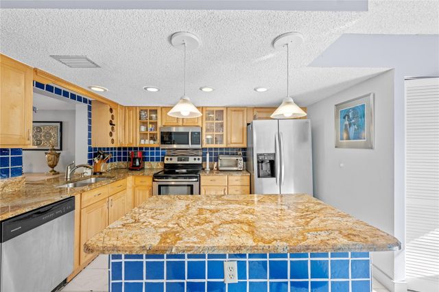 2212 NE 7th St, Hallandale Beach, FL 33009